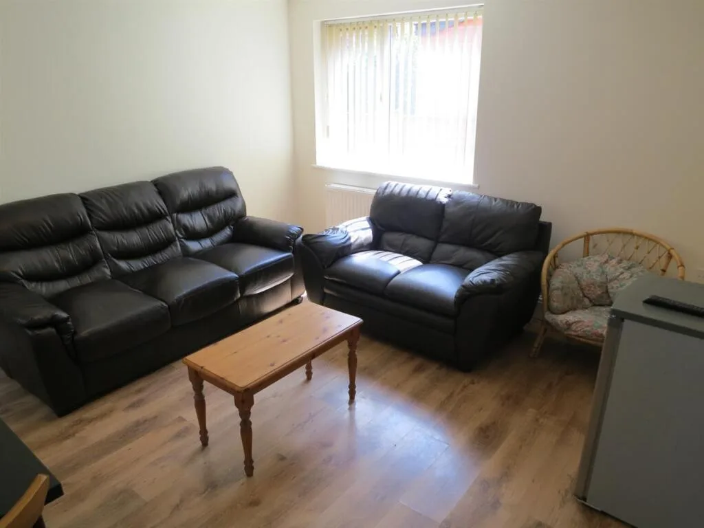 5 bedroom semi-detached house for rent