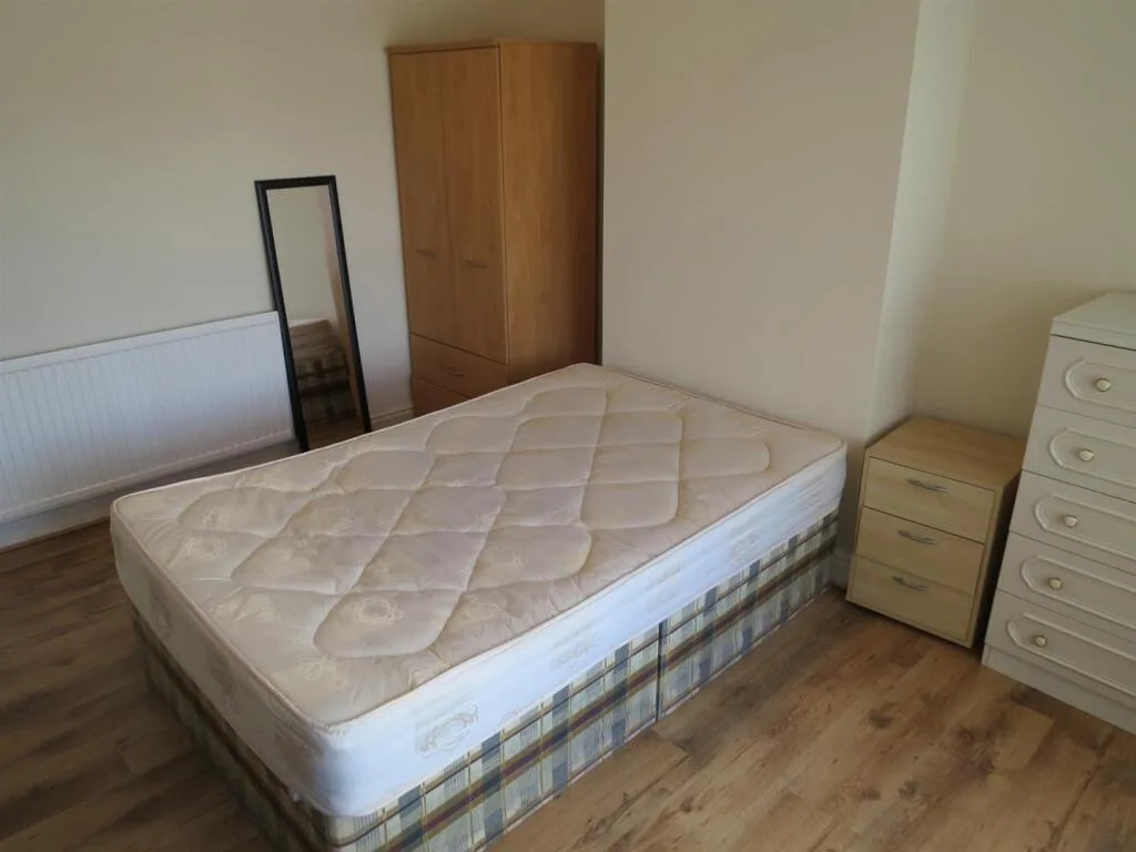 5 bedroom semi-detached house for rent