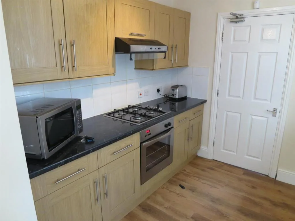 5 bedroom semi-detached house for rent