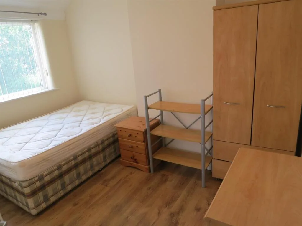 5 bedroom semi-detached house for rent
