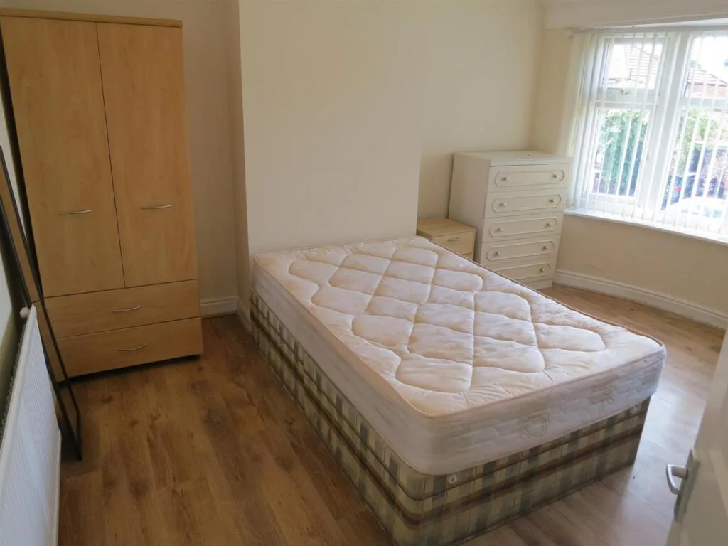 5 bedroom semi-detached house for rent