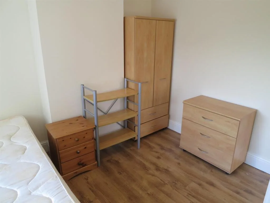 5 bedroom semi-detached house for rent