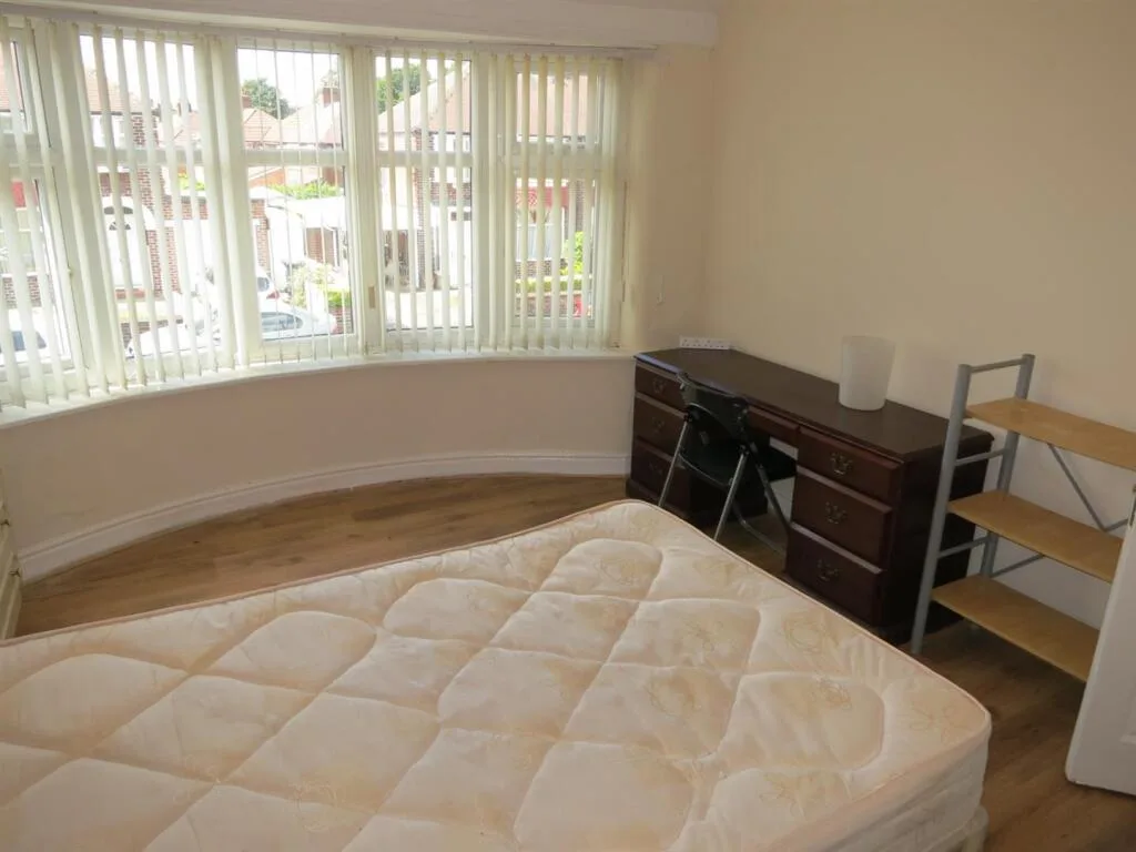 5 bedroom semi-detached house for rent