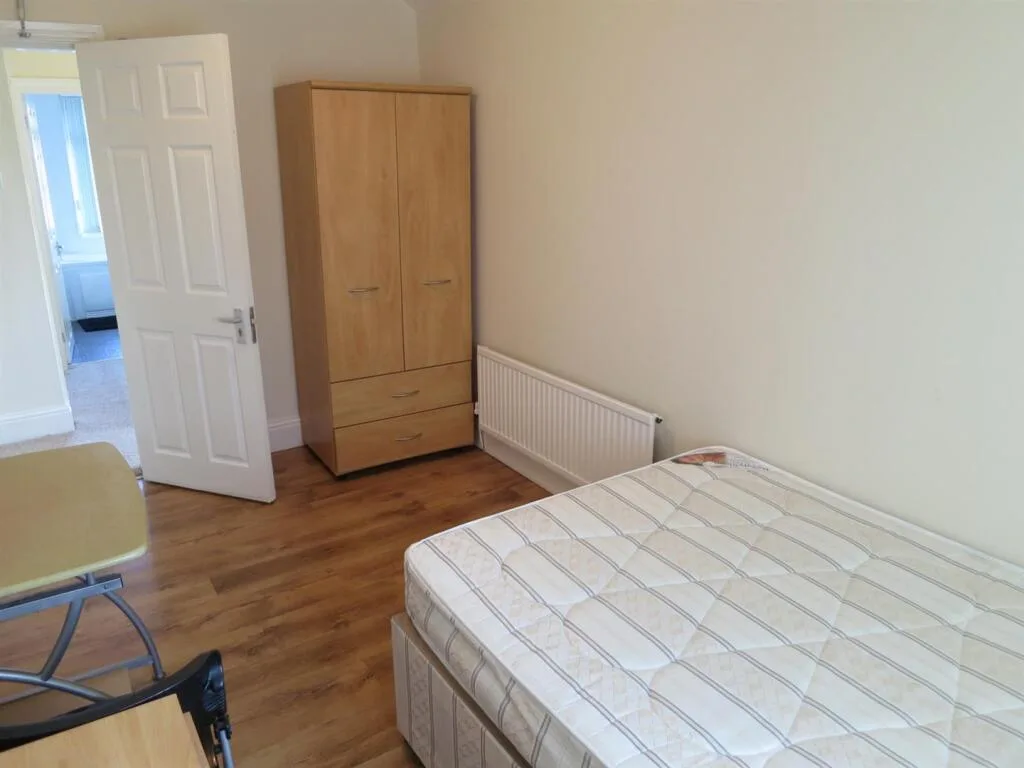 5 bedroom semi-detached house for rent