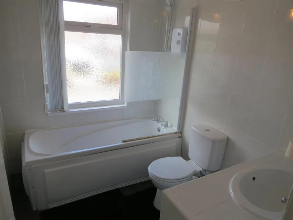 5 bedroom semi-detached house for rent