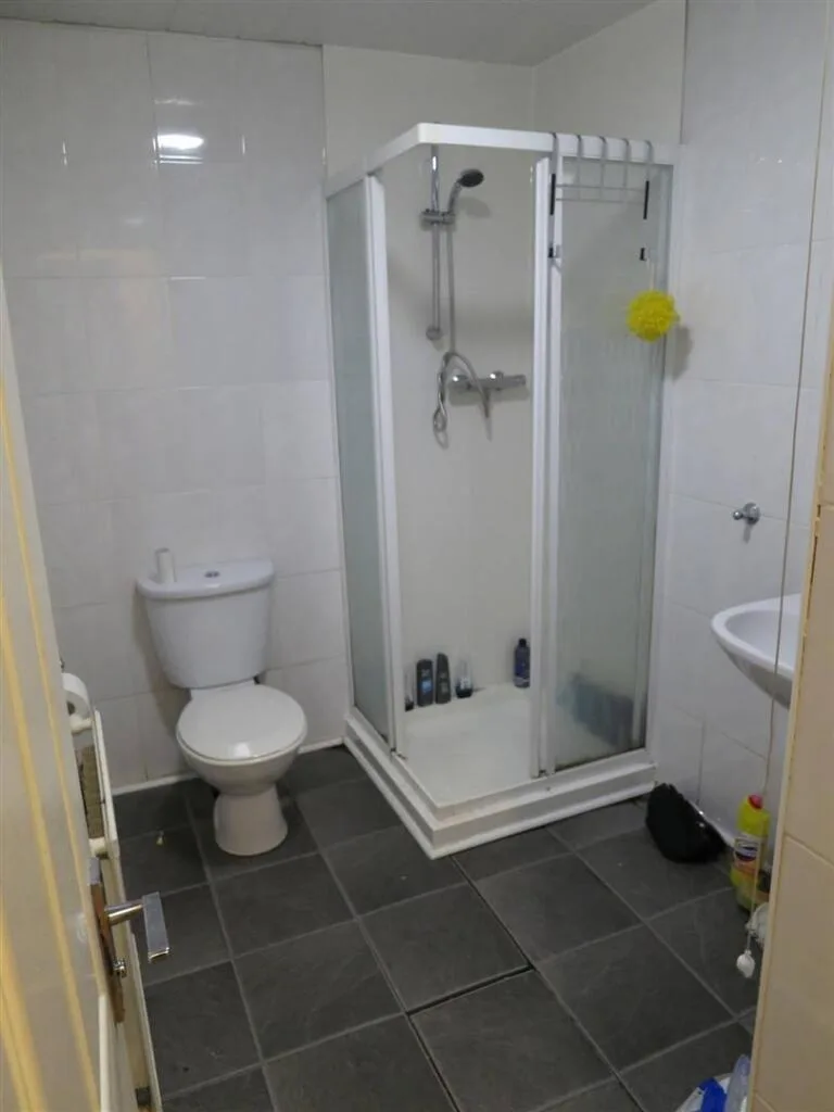 5 bedroom semi-detached house for rent