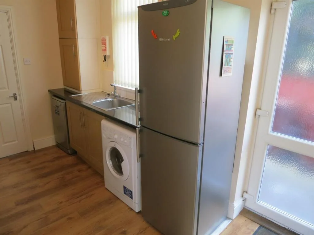 5 bedroom semi-detached house for rent