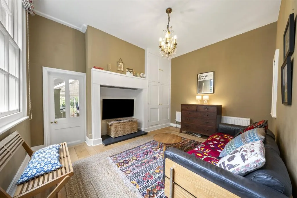 5 bedroom semi-detached house for rent