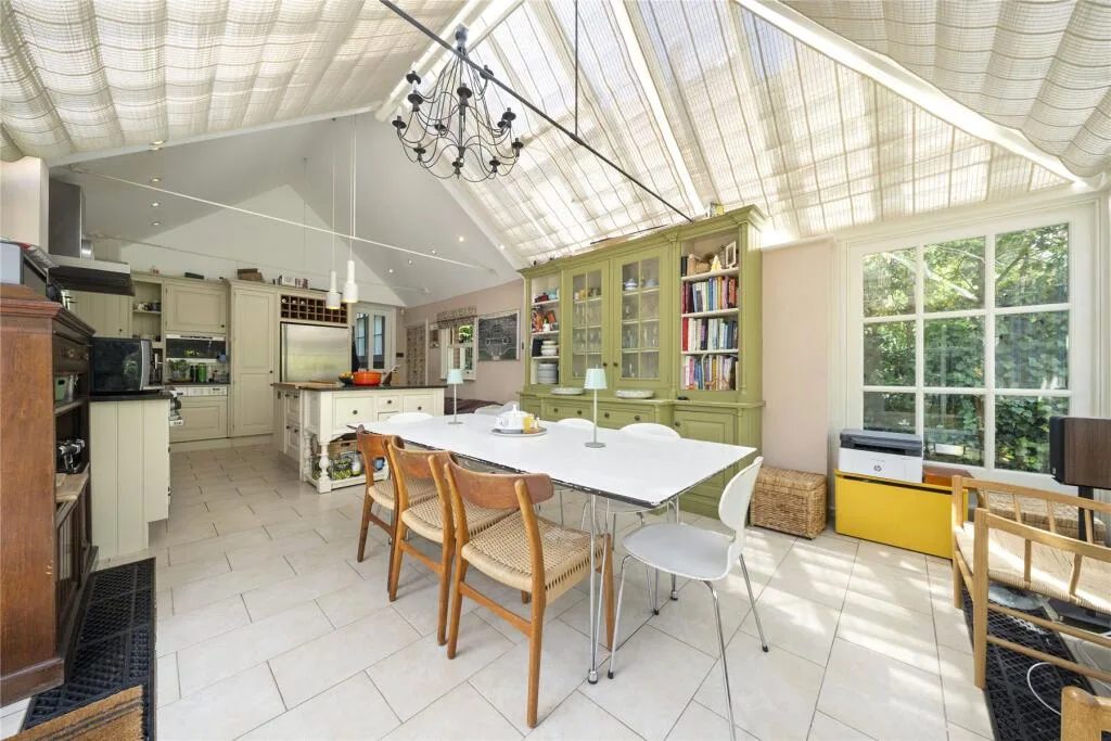5 bedroom semi-detached house for rent