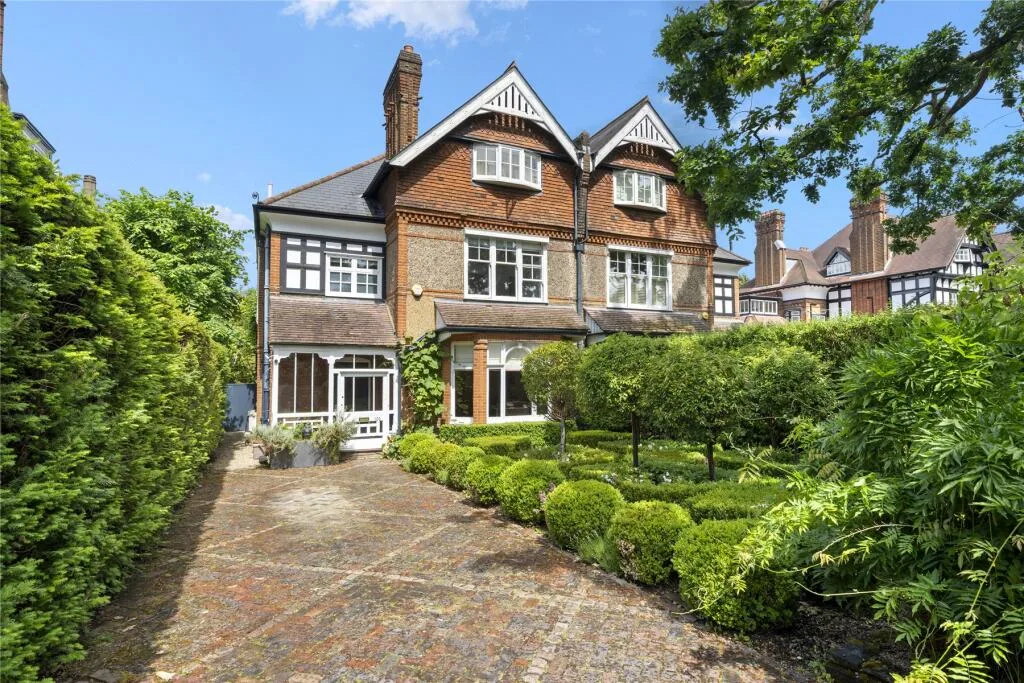 5 bedroom semi-detached house for rent