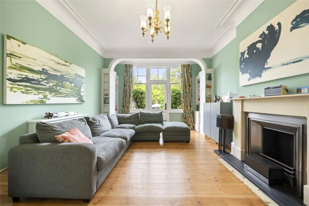 5 bedroom semi-detached house for rent