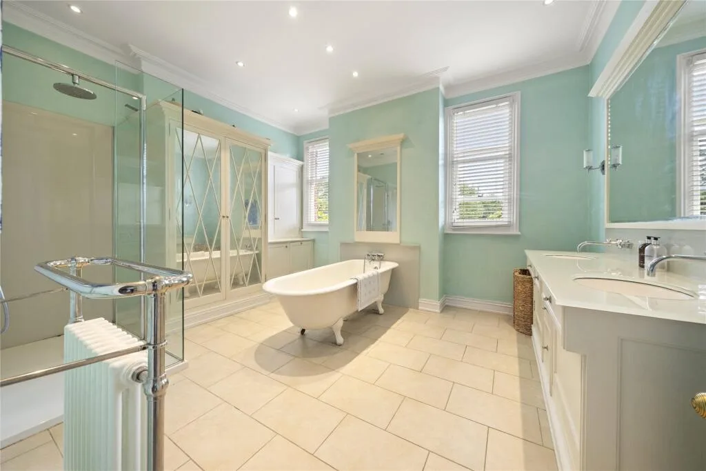 5 bedroom semi-detached house for rent