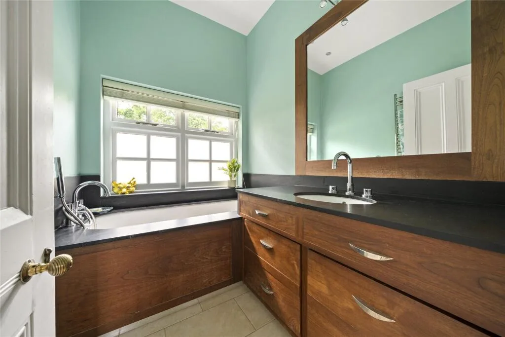5 bedroom semi-detached house for rent