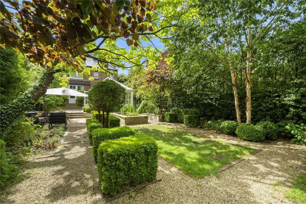 5 bedroom semi-detached house for rent
