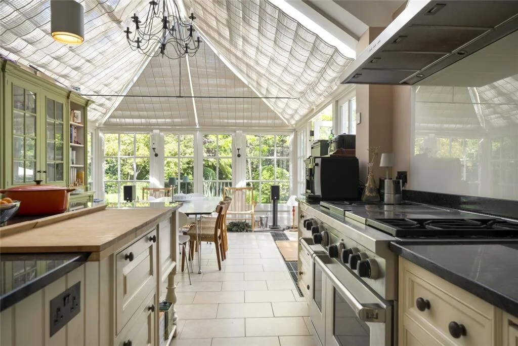 5 bedroom semi-detached house for rent