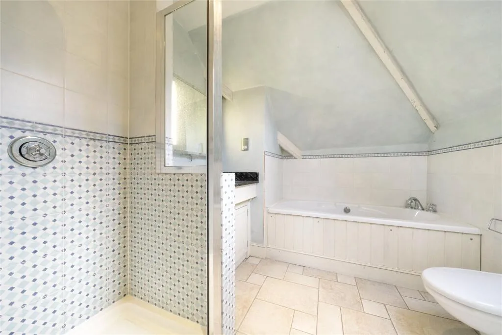 5 bedroom semi-detached house for rent
