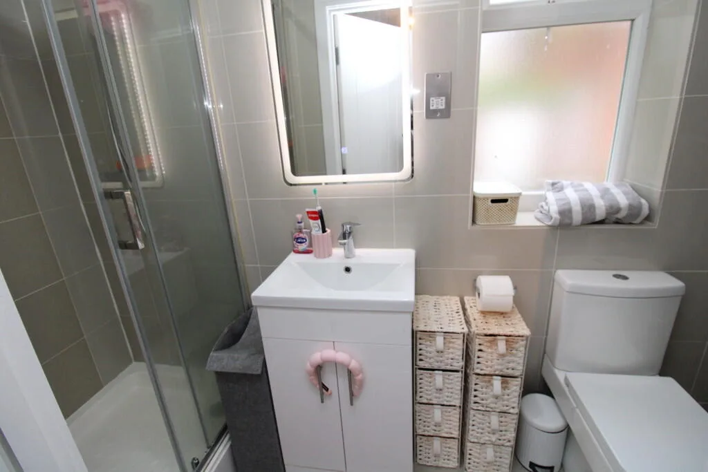 1 bedroom house share for rent