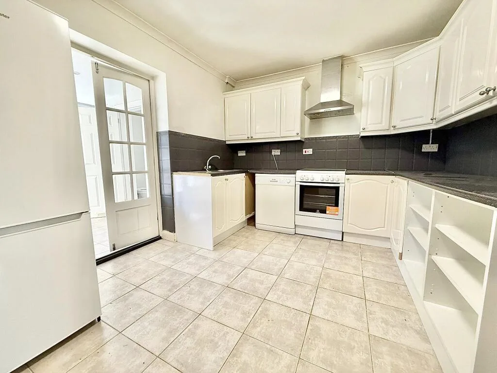 3 bedroom end of terrace house for rent