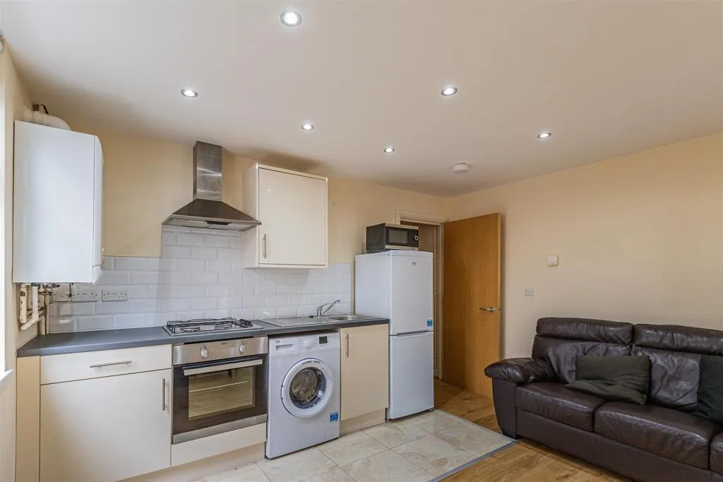 1 bedroom private hall for rent
