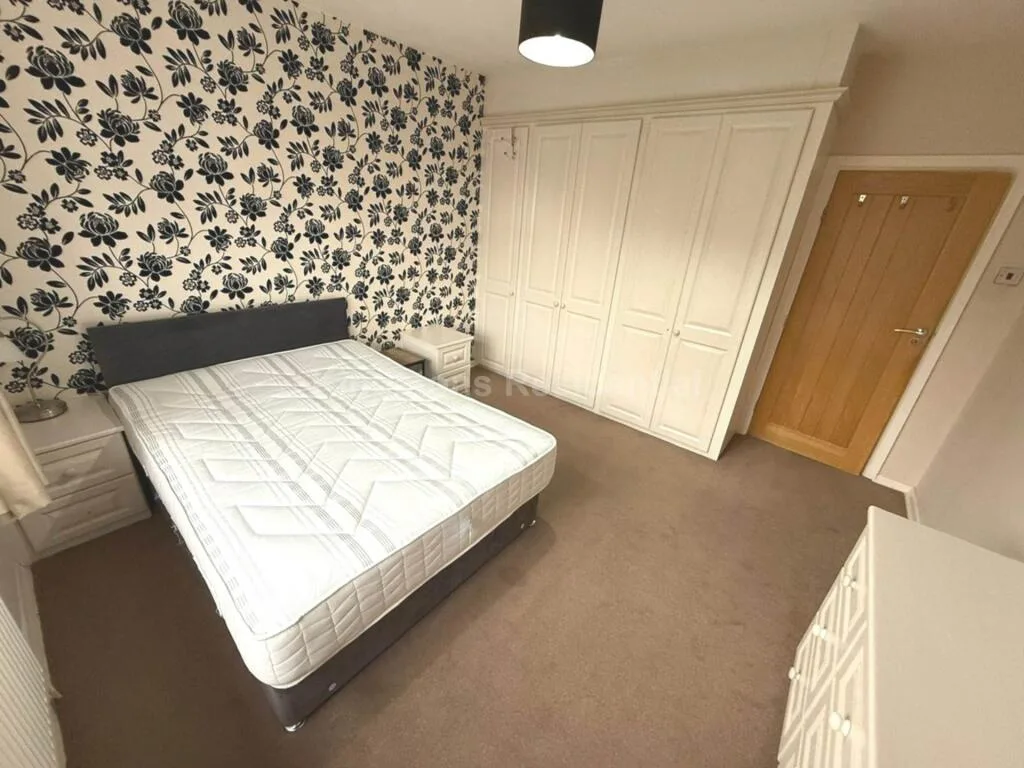 4 bedroom semi-detached house for rent