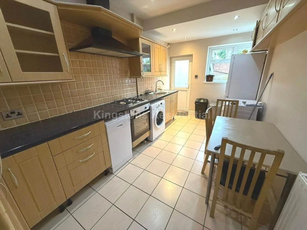 4 bedroom semi-detached house for rent