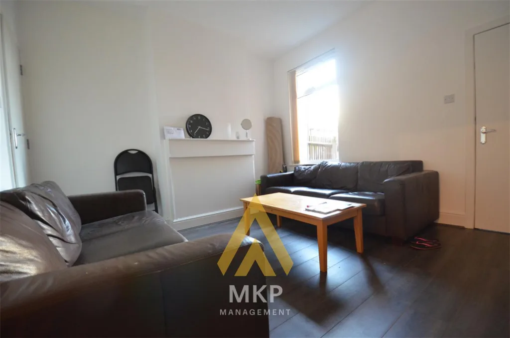 5 bedroom terraced house for rent