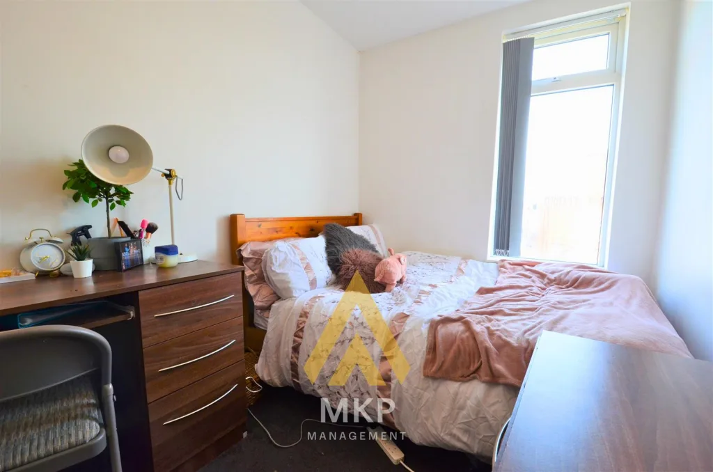 5 bedroom terraced house for rent