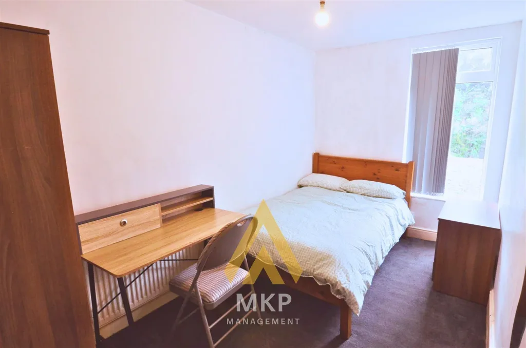 5 bedroom terraced house for rent