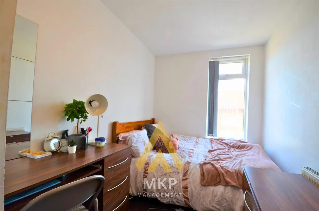 5 bedroom terraced house for rent