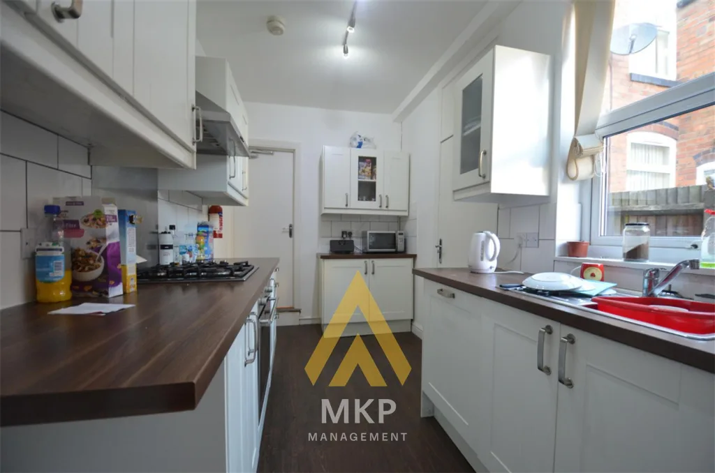 5 bedroom terraced house for rent
