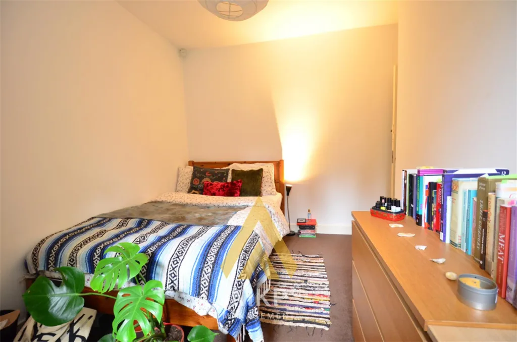 5 bedroom semi-detached house for rent