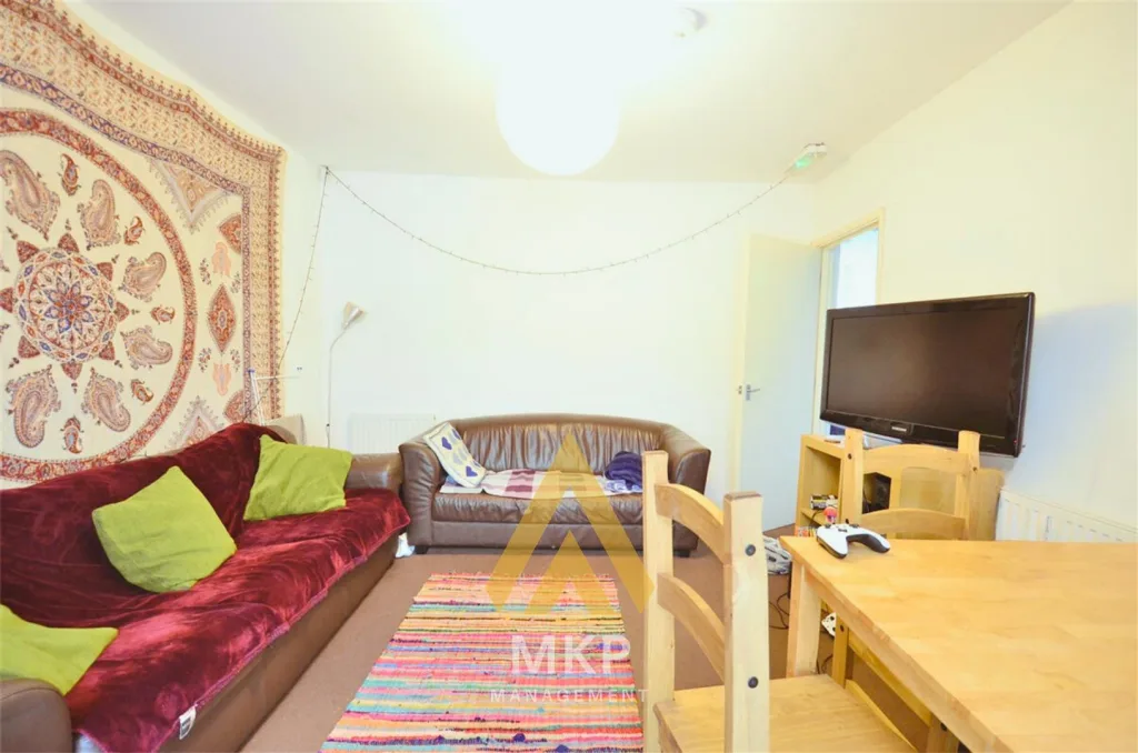 5 bedroom semi-detached house for rent