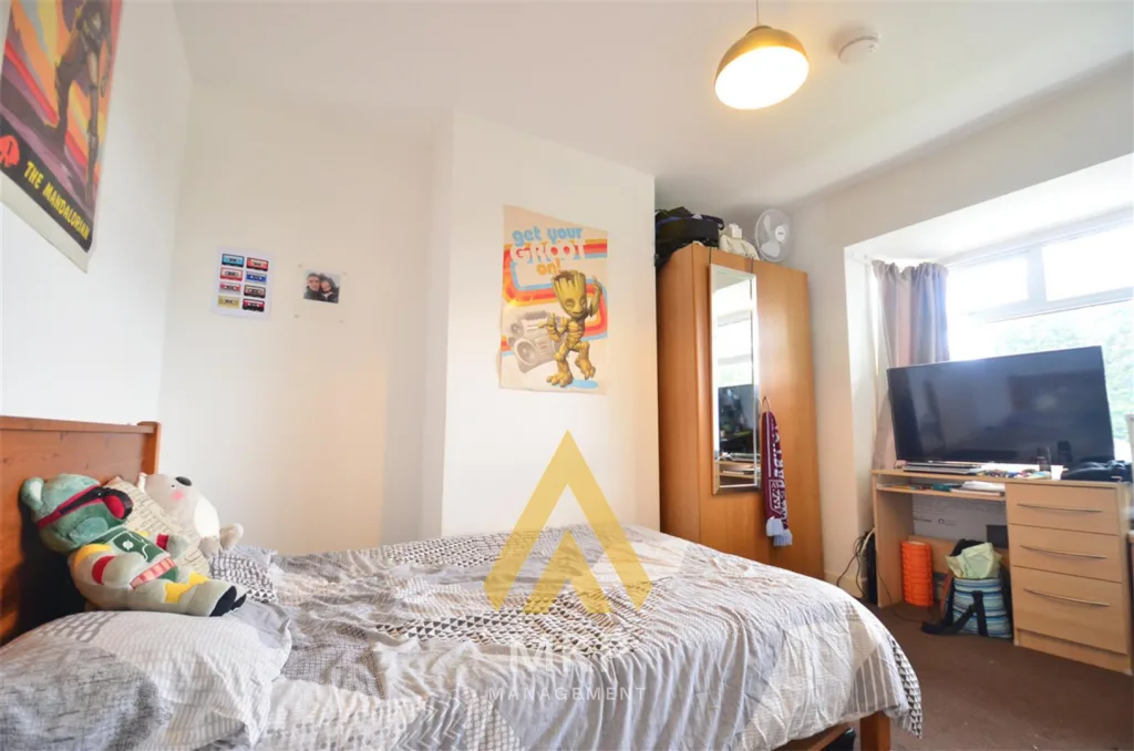 5 bedroom semi-detached house for rent