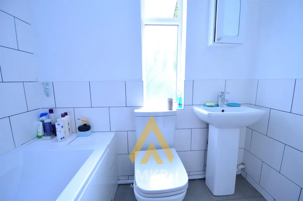 5 bedroom semi-detached house for rent