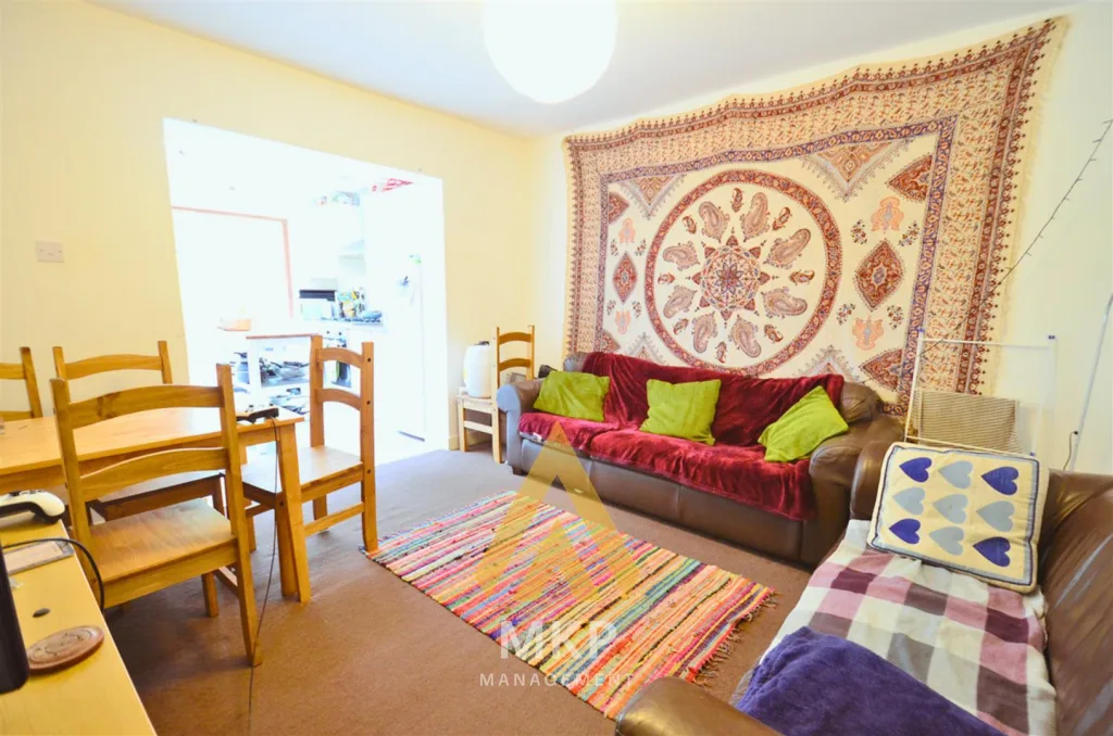 5 bedroom semi-detached house for rent