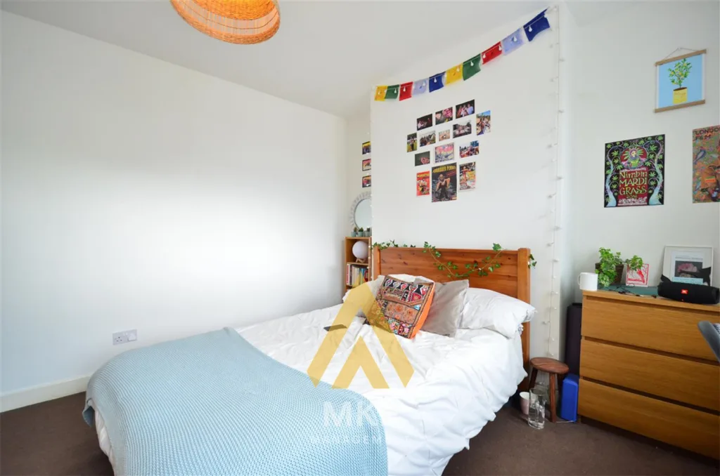 5 bedroom semi-detached house for rent