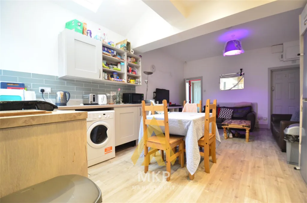 6 bedroom terraced house for rent