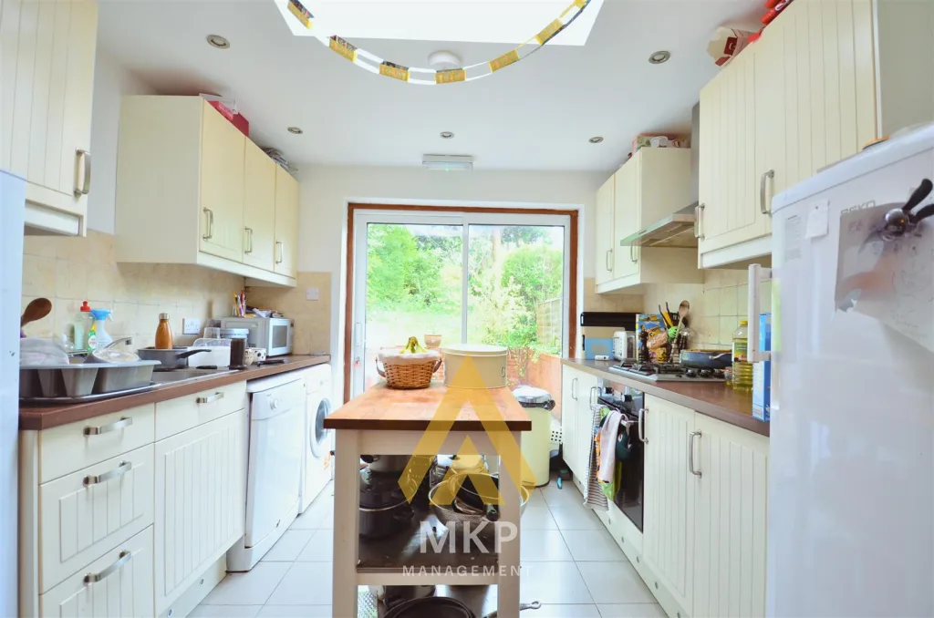 5 bedroom semi-detached house for rent