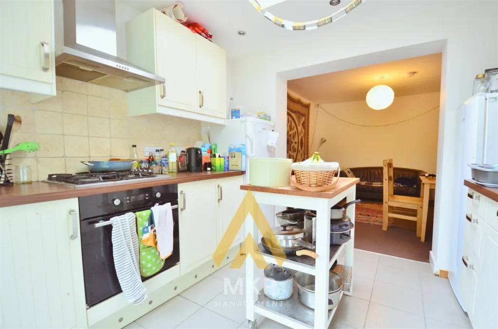 5 bedroom semi-detached house for rent