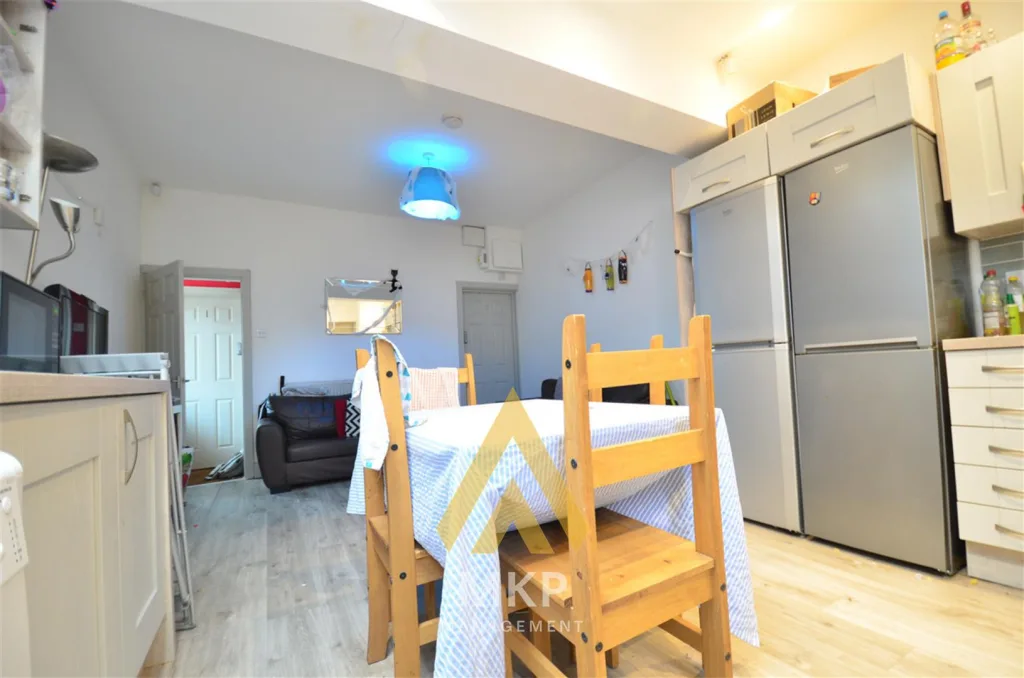 6 bedroom terraced house for rent