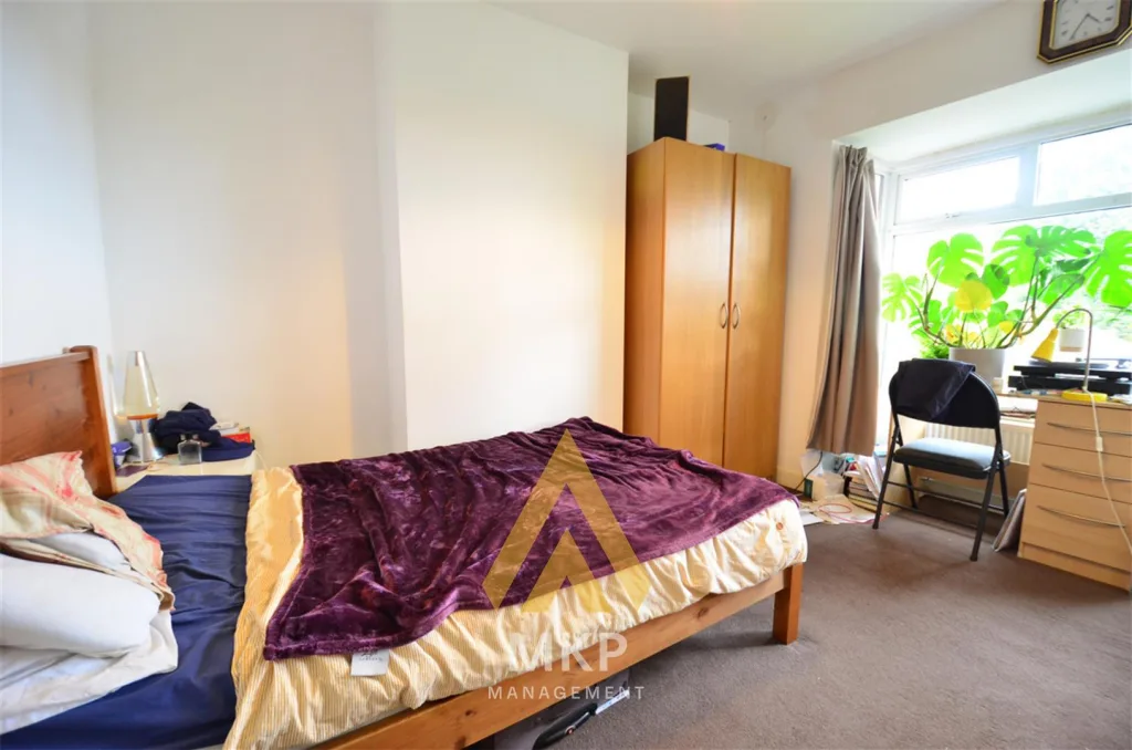 5 bedroom semi-detached house for rent