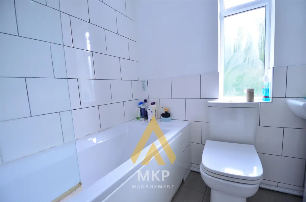 5 bedroom semi-detached house for rent