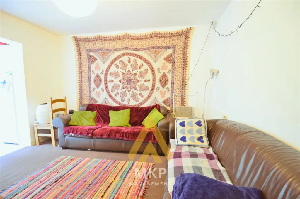 5 bedroom semi-detached house for rent