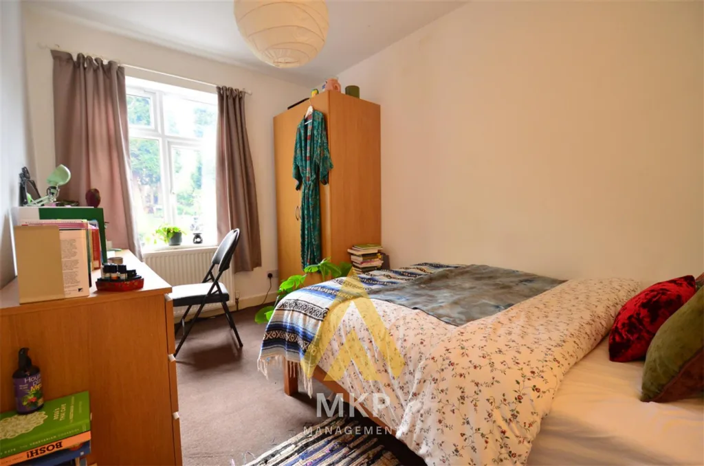 5 bedroom semi-detached house for rent