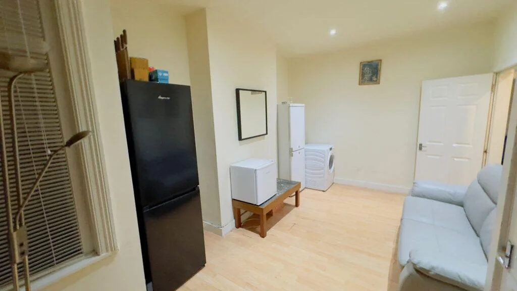 1 bedroom house share for rent