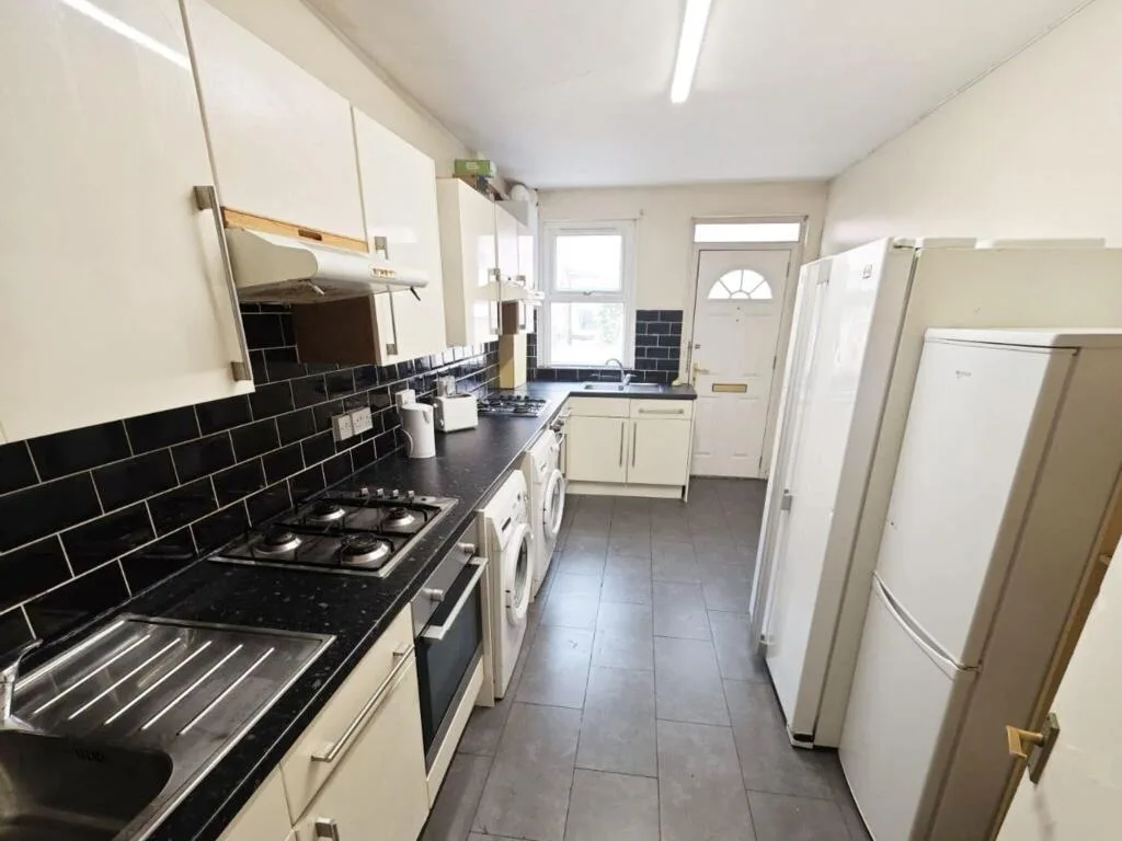 1 bedroom house share for rent