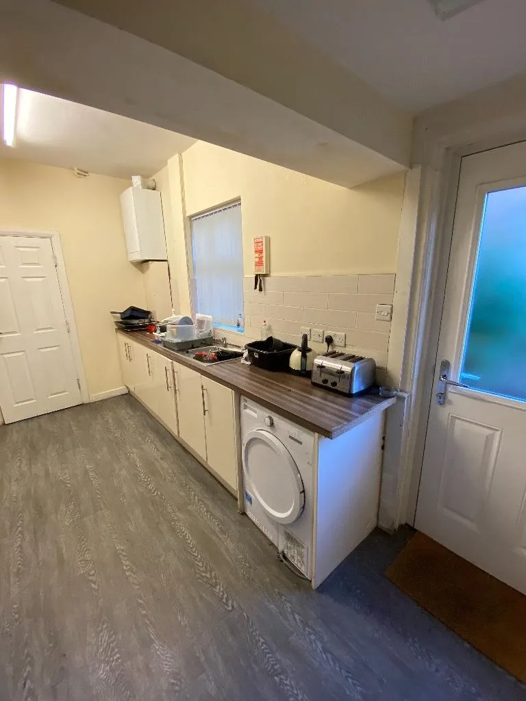 1 bedroom house share for rent