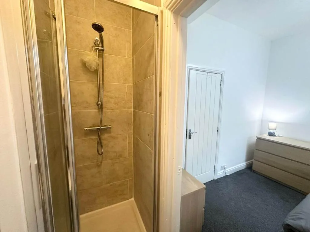 1 bedroom house share for rent