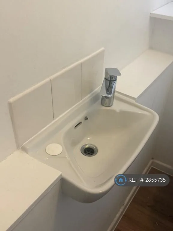 3 bedroom end of terrace house for rent