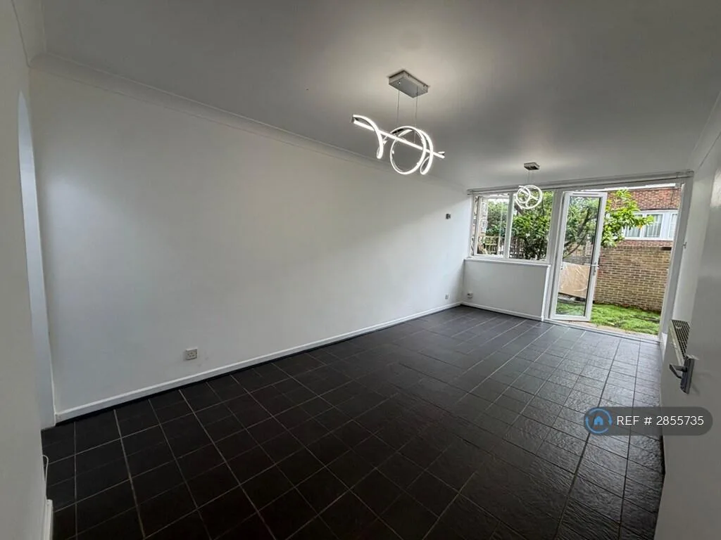 3 bedroom end of terrace house for rent
